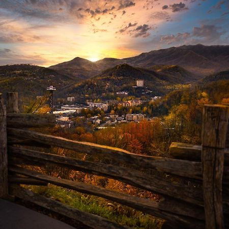 Always Kiss Me Goodnight- Hot Tub, You Get 1089 Of Free Area Attraction Tickets For Each Paid Day! Pigeon Forge Exterior photo