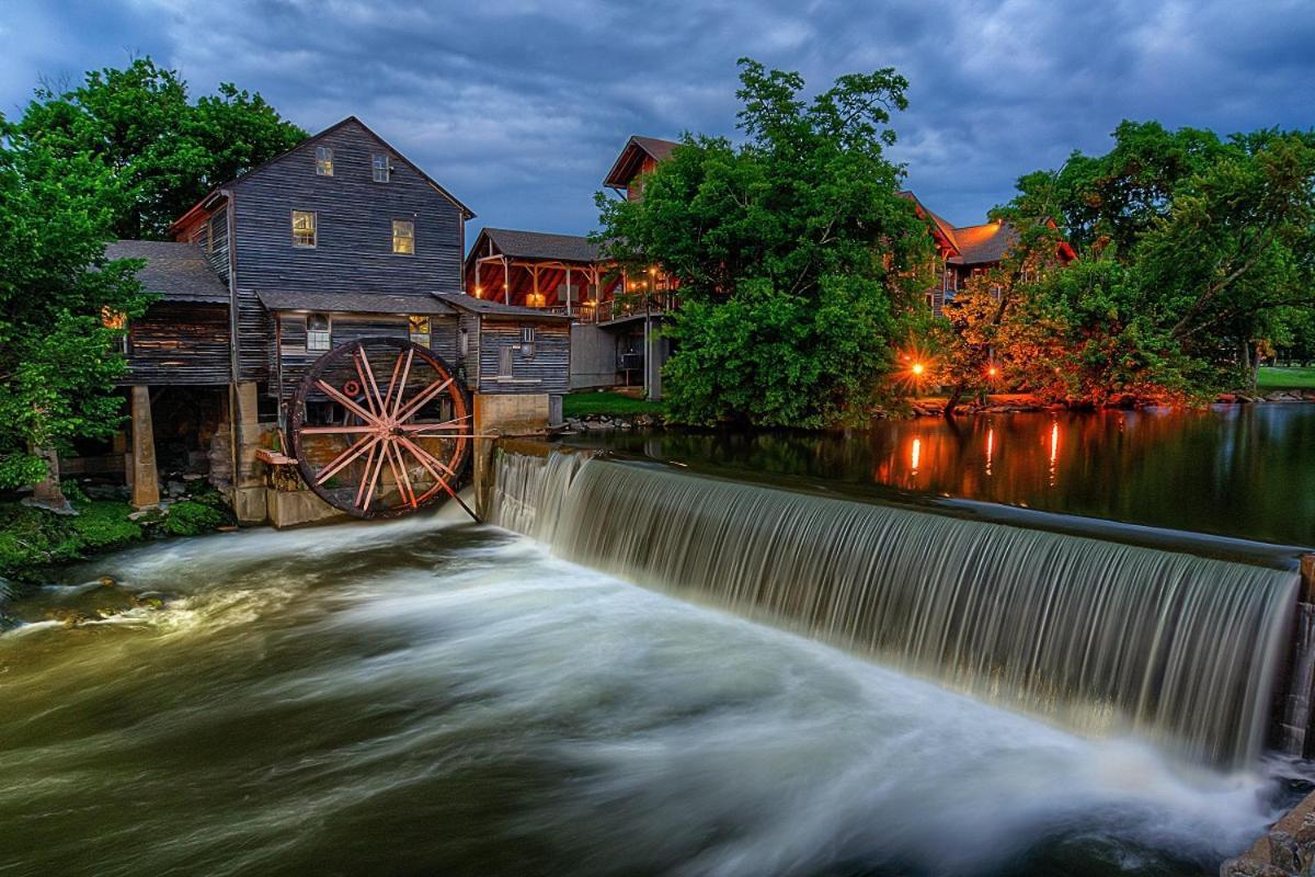 Always Kiss Me Goodnight- Hot Tub, You Get 1089 Of Free Area Attraction Tickets For Each Paid Day! Pigeon Forge Exterior photo