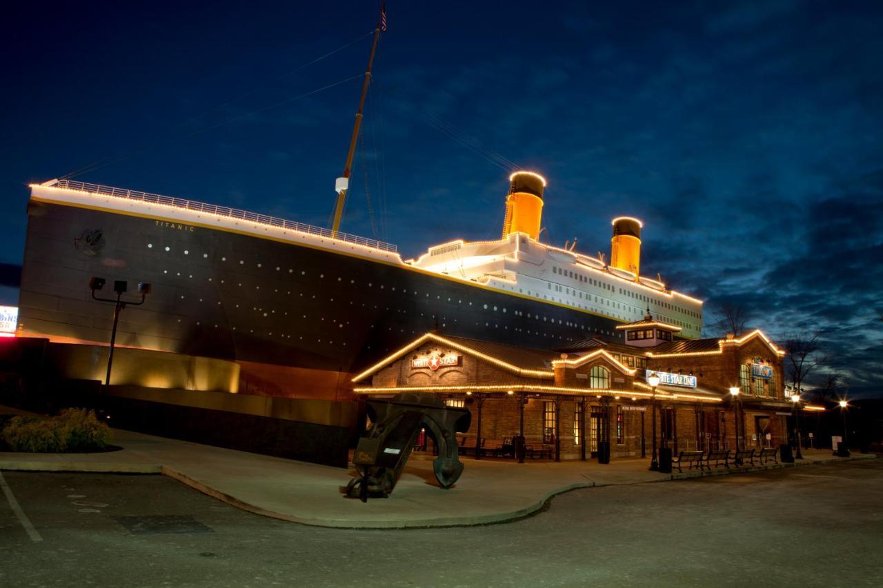 Always Kiss Me Goodnight- Hot Tub, You Get 1089 Of Free Area Attraction Tickets For Each Paid Day! Pigeon Forge Exterior photo