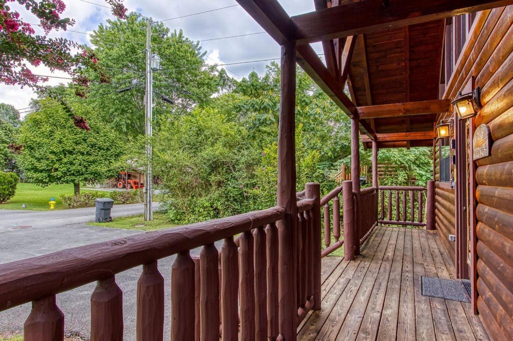 Always Kiss Me Goodnight- Hot Tub, You Get 1089 Of Free Area Attraction Tickets For Each Paid Day! Pigeon Forge Exterior photo