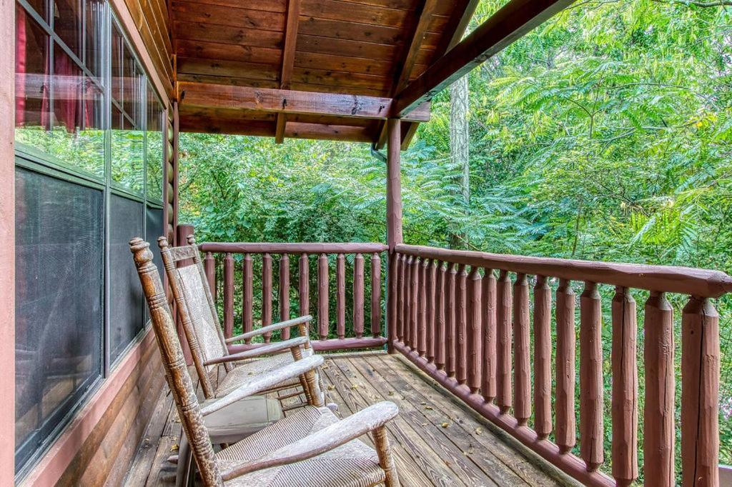 Always Kiss Me Goodnight- Hot Tub, You Get 1089 Of Free Area Attraction Tickets For Each Paid Day! Pigeon Forge Exterior photo