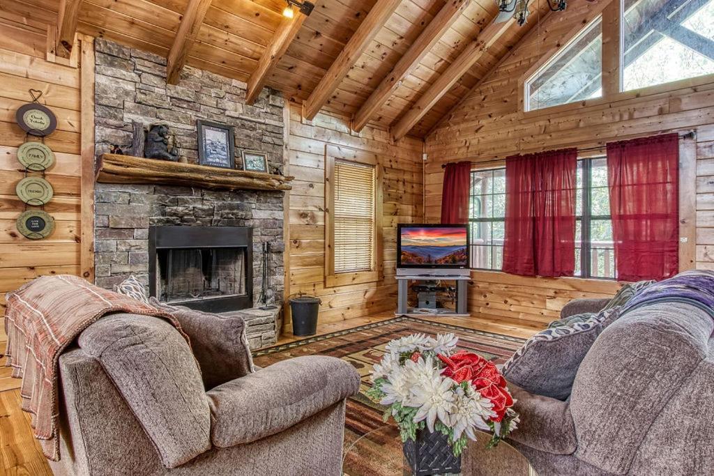 Always Kiss Me Goodnight- Hot Tub, You Get 1089 Of Free Area Attraction Tickets For Each Paid Day! Pigeon Forge Exterior photo