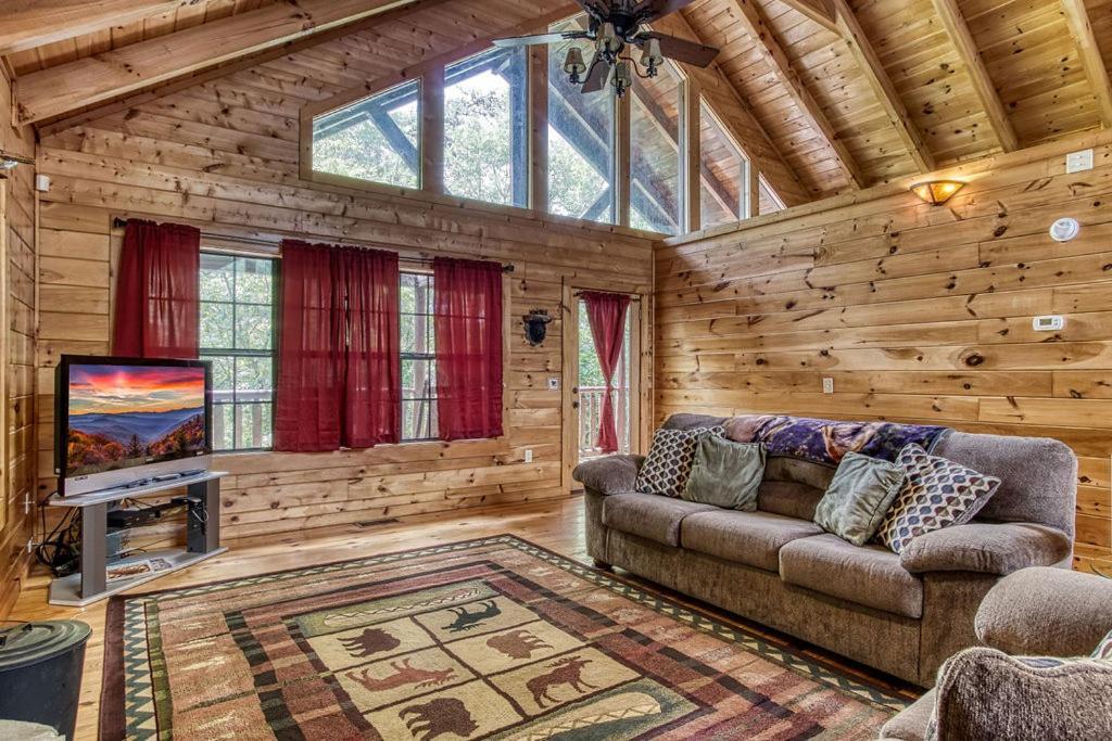 Always Kiss Me Goodnight- Hot Tub, You Get 1089 Of Free Area Attraction Tickets For Each Paid Day! Pigeon Forge Exterior photo