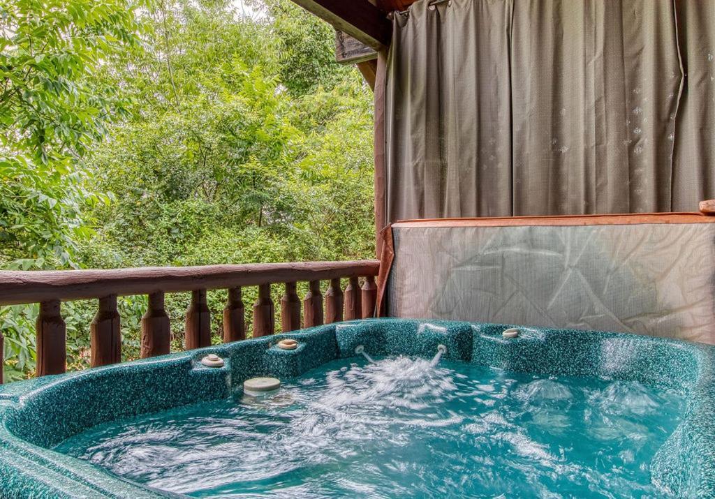 Always Kiss Me Goodnight- Hot Tub, You Get 1089 Of Free Area Attraction Tickets For Each Paid Day! Pigeon Forge Exterior photo