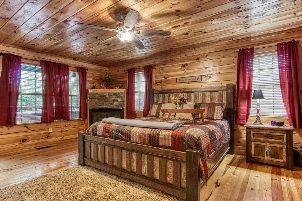 Always Kiss Me Goodnight- Hot Tub, You Get 1089 Of Free Area Attraction Tickets For Each Paid Day! Pigeon Forge Exterior photo